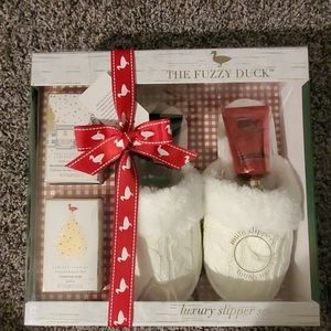 NIB Fuzzy Duck Slipper and bath set shoe size 4-7